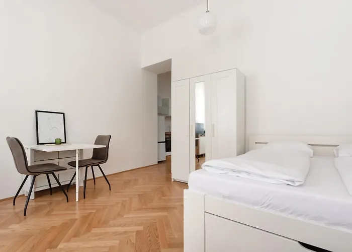 Zwischen Schoenbrunn Und Zentrum, Neues In Gruenruhelage Bei Schoenbrunn Appartement